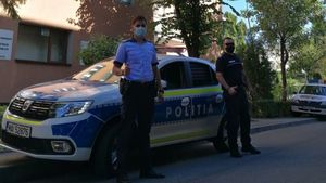 Un bătrân, care atârna de un balcon, salvat în ultimul moment de doi polițiști și doi tineri, care au devenit eroi. FOTO