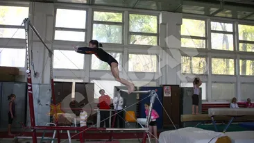 Natalia si Maria s-au indragostit de gimnastica! Fetele milionarului Truica se antreneaza intr-o sala jalnica