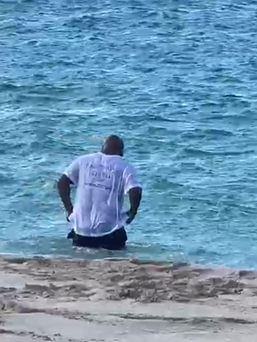 Mike Tyson intră în ocean (Foto: CANCAN.RO)