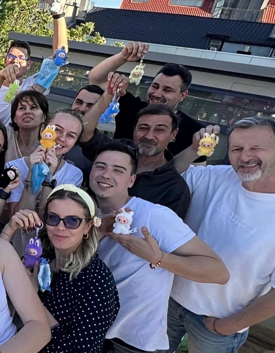 Fondatoarea Zurli le-a oferit colegilor săi jucării Labubu / Sursa foto: Social media