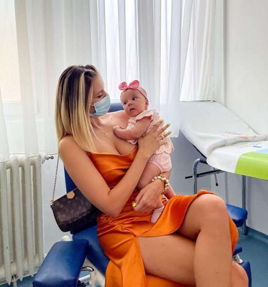 Emily Burghelea s-a îngălbenit toată! A ajuns la spital cu fetița ei: ”A rezistat eroic!”