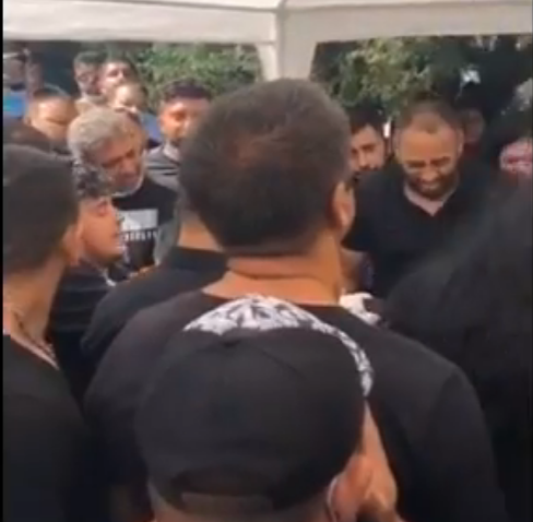 Scene ULUITOARE la căpătâiul lui Emi Pian! Sorin Copilul de Aur a căzut în genunchi în timp ce cânta + Interlopii au ”aruncat” cu bani VIDEO