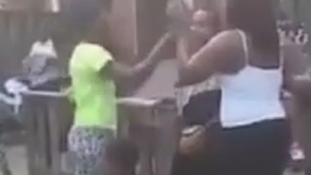 Momentul şocant în care o mamă îşi scapă bebeluşul pe asfalt ca să se bată cu o altă femeie! Imaginile care au creat revoltă