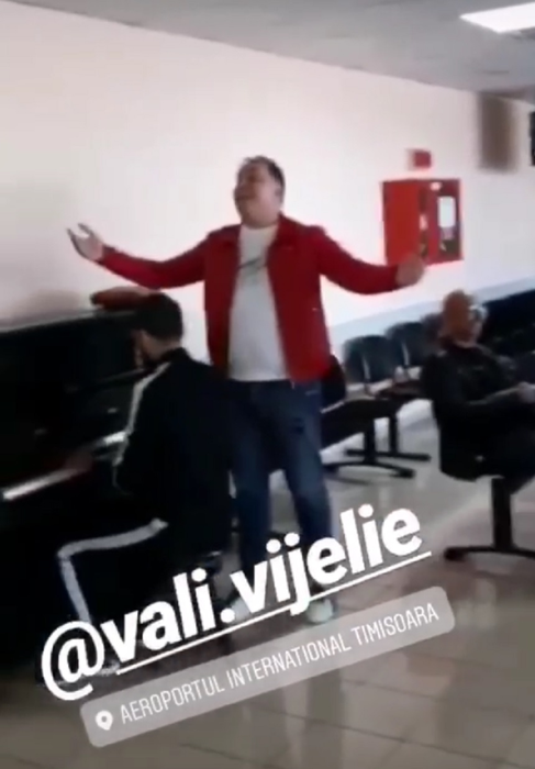 Vali Vijelie a făcut show în sala de așteptare a aeroportului din Timișoara