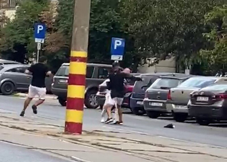 Momentul în care cei doi tineri îl agresează pe taximetrist