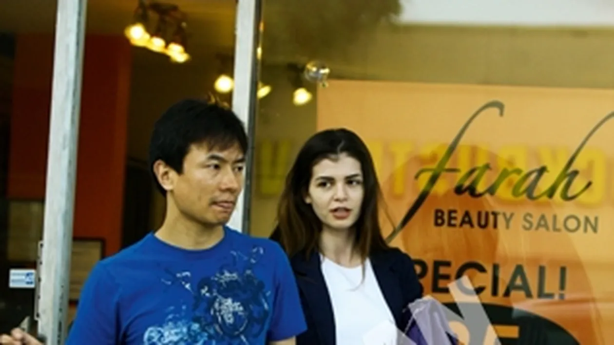 Cand toata lumea a dat-o disparuta, Moni isi negociaza venirea in Romania. Asteptata aici chiar asta seara! A promis ca vine cu Mr. Pink la deschiderea unui club