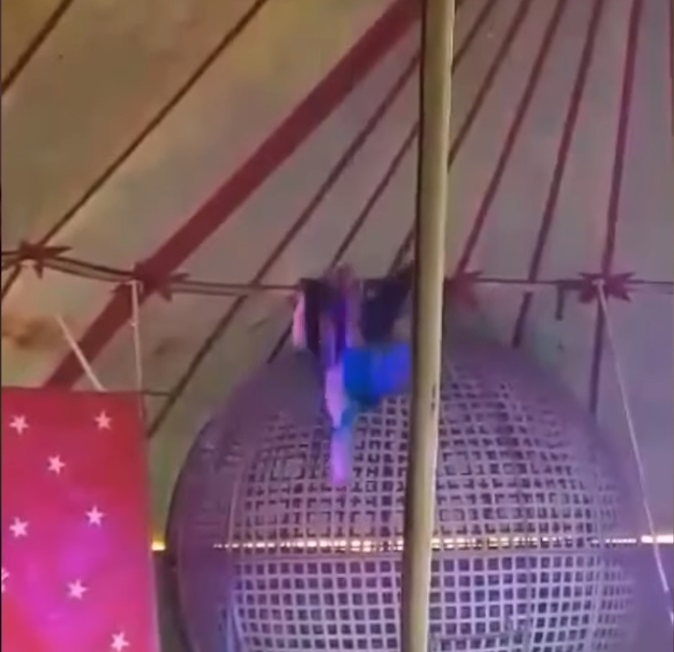 Momentul în care o acrobată cade în gol, după ce coarda de susţinere s-a rupt. Au urmat scene traumatizante la spectacolul de circ în Hunedoara | VIDEO
