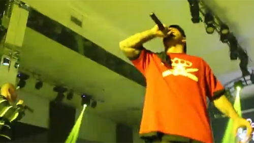 VIDEO Concert incendiar la aniversarea a 20 de ani de BUG Mafia! Uzzi a băut pe scena si a facut ASTA cu microfonul, fara jena