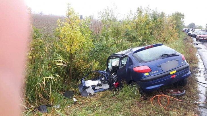 Accident teribil pe DN 2. Patru maşini implicate, un mort şi 14 răniţi. Patru persoane sunt încarcerate
