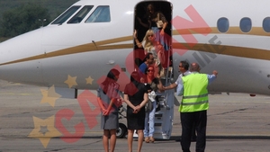 Andra si Maruta, asteptati cu limuzina la scara avionului