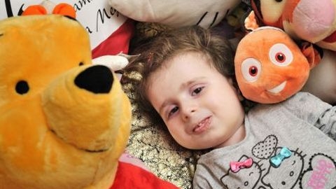 Copilarie de cosmar. O fetita din Italia sufera de o boala rara care o transforma intr-o statuie!