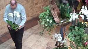 ”Regele mobilei” ştie cum să-şi răsfeţe soţia. L-am filmat ”în acţiune” pe ultimul milionar romantic!
