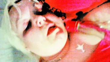 Cum a renuntat o englezoaica la dependenta de alcool! Pozata beata si cu vodca langa ea