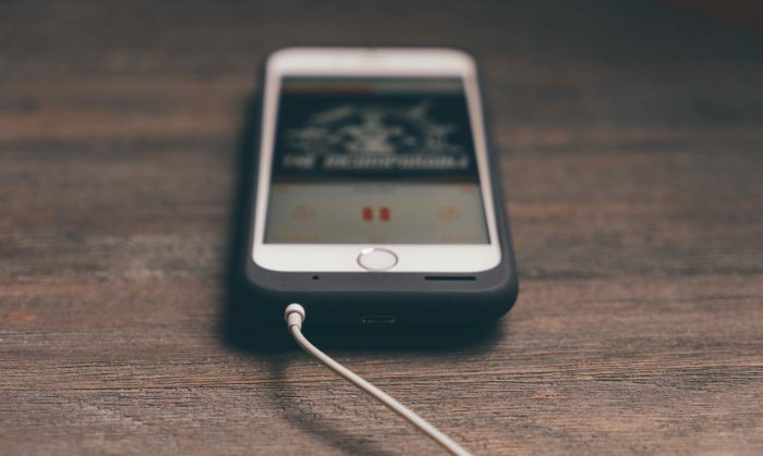 O tânără a murit din cauza încărcătorului de smartphone! Cum a fost posibilă o asemenea tragedie. Specialiştii spun că de vină a fost chiar adolescenta