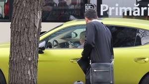 Un preot s-a apropiat de geamul Porsche-ului condus de Anda Adam și i-a cerut bani. Ce a urmat e neașteptat