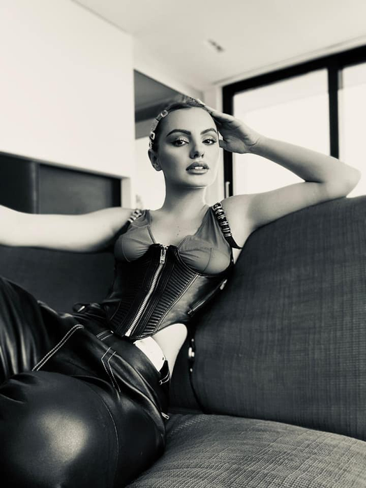 Alexandra Stan, topless în brațele lui Tristan Tate! Imaginea din cuibușorul de nebunii al celor doi a fost dată presei de un “apropiat”’