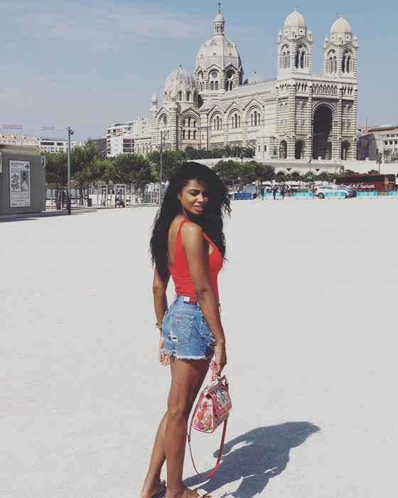 Laurette a plecat în vacanță, în Saint-Tropez! Imagini sexy cu mulatra