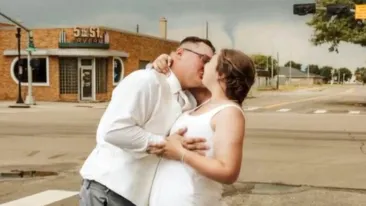 Detaliul bulversant din această poză. Mirele și mireasa nu l-au observat, dar fotograful a înlemnit