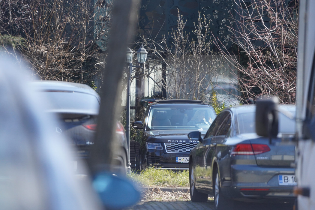 Cristina Rus a ajuns acasă, unde avea să constate că și-a uitat portbagajul deschis (Foto: CANCAN.RO)