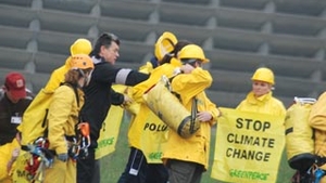 Militantii Greenpeace, dati jos cu politia de pe turnul de racire de la Complexul Energetic Rovinari!