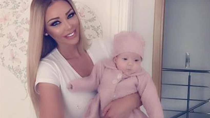 Are 6 luni şi prima ei colecţie de rochiţe! Bianca Drăguşanu trage tare pentru micuţa Sofia şi a prezentat tuturor prima ţinută