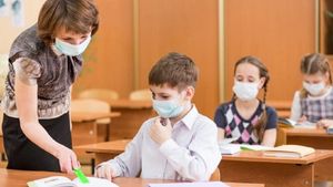 Masca de protecție ar putea să nu mai fie obligatorie la școală. Județul Harghita cere ca purtarea acesteia să fie opțională