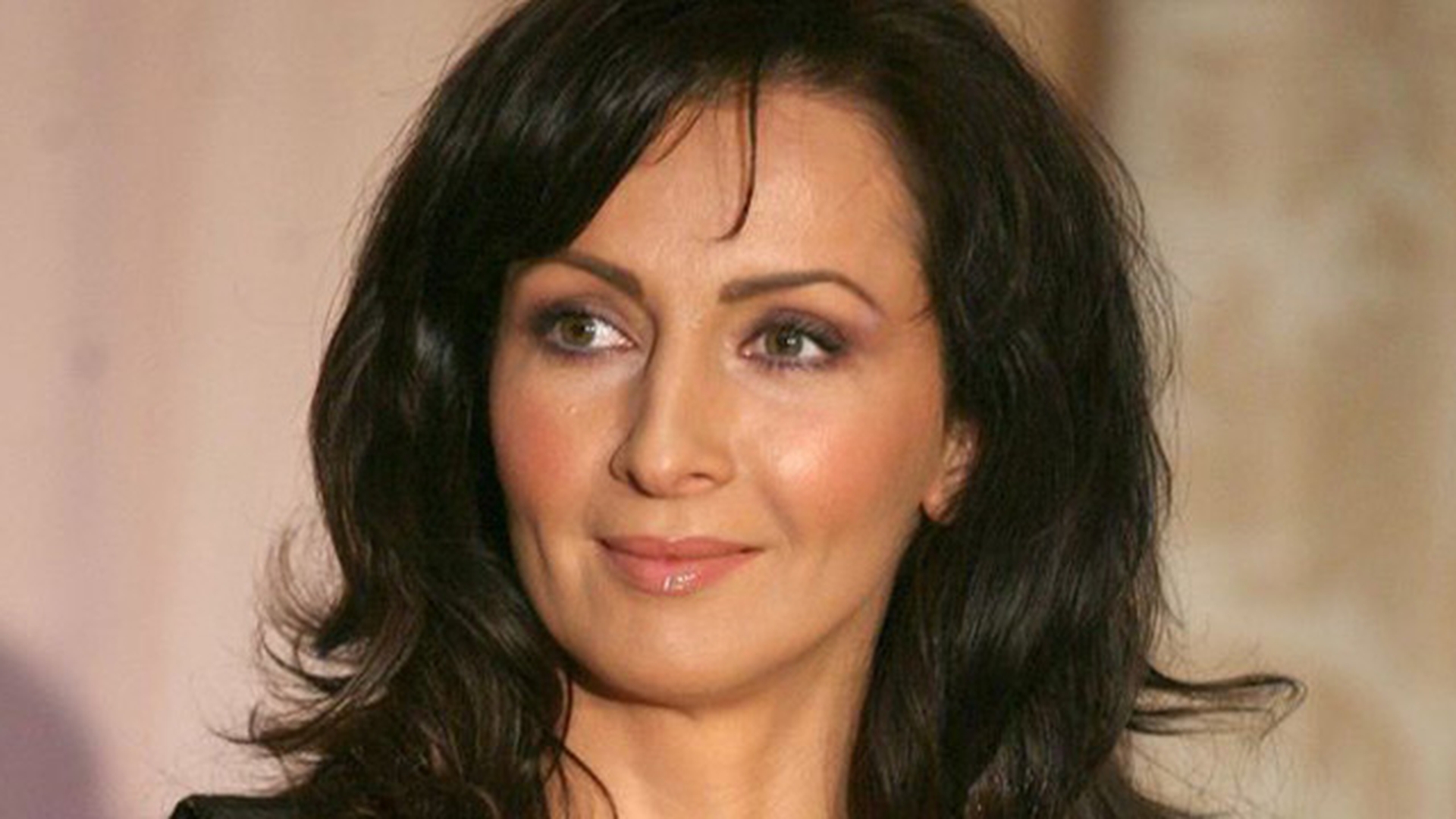 Mihaela Radulescu, dezbracata, in timp ce se tavaleste pe o plaja? Imaginea care a ridicat pulsul barbatilor care au vazut-o