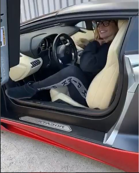 Loredana Groza, dans lasciv în Lamborghini-ul lui Adi Minune. Manelistul i-a dat bolidul pentru o tură prin București | FOTO & VIDEO