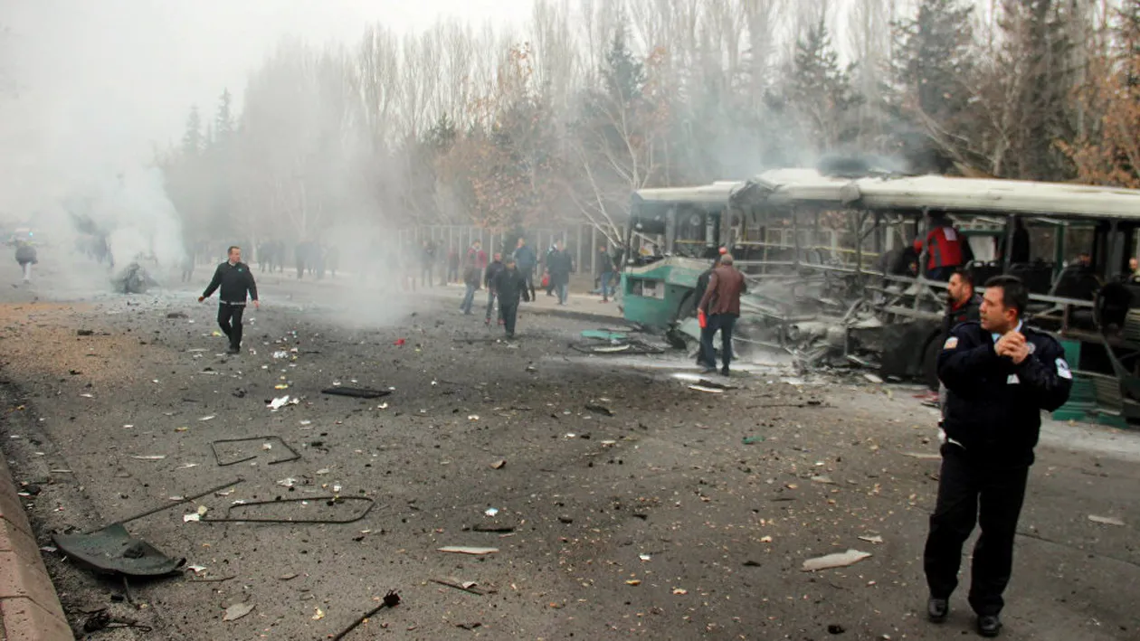 Zeci de persoane arestate în Turcia după atentatul terorist soldat cu doi morţi şi 17 răniţi