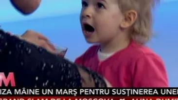 Fetita lui CRBL i-a confiscat paharul cu apa Mihaelei Radulescu, la emisiune! Ia uite ce indrazneata e pustoaica!