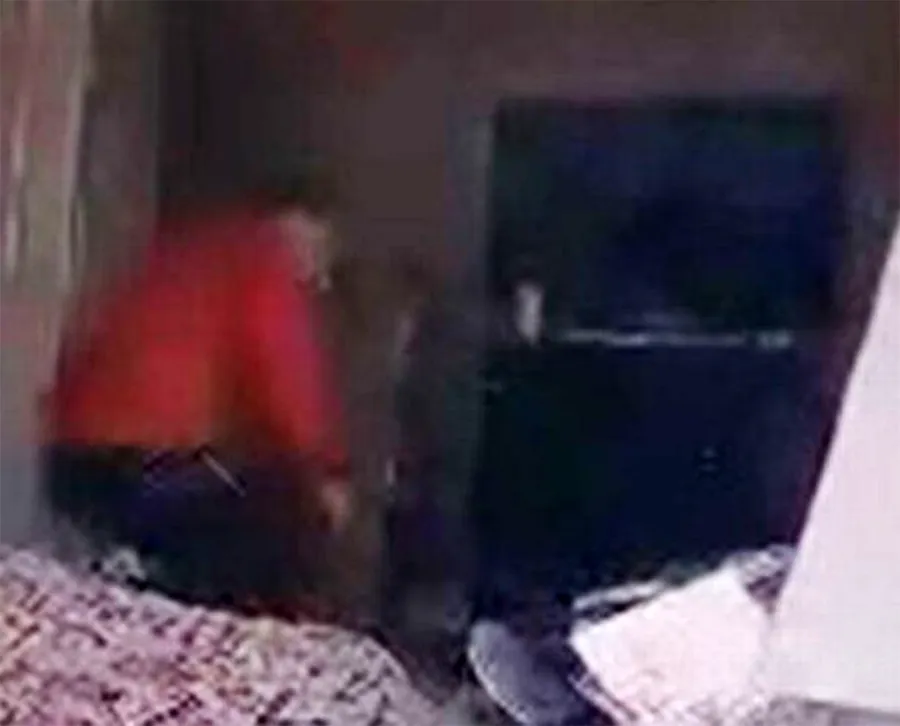 Tânăra din imagine a chemat un meșter pentru câteva reperații. Camera de supraveghere l-a prins în fapt. Ce a făcut bărbatul în dormitor, după ce femeia a plecat de acasă