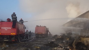 VIDEO. Incendiul de la Ploiești nu a fost stins nici după 22 de ore. Un alt foc imens a izbucnit, între timp, în oraș