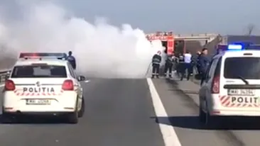Panică pe autostrada București-Pitești. O mașină a luat foc în mers, șoferul s-a salvat în ultima clipă