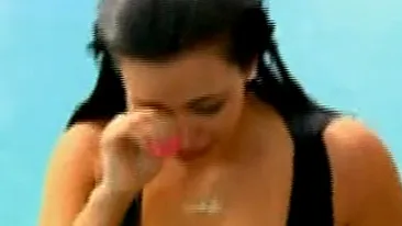 VIDEO 75.000 de dolari dusi pe apa oceanului! Momentul in care Kim Kardashian si-a pierdut cercelul