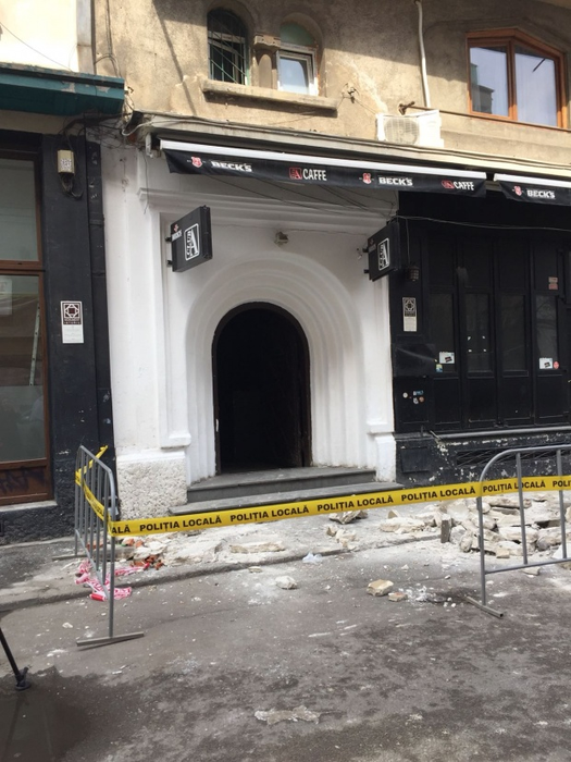 Clipe de groază în Centrul Vechi din București! S-a prăbuşit un balcon peste două mașini