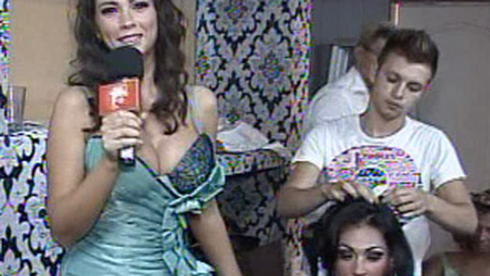 VIDEO Scandal intre surori? Nicoleta si Iuliana Luciu nu-si mai vorbesc! Uite cum a decurs intalnirea lor la un eveniment monden!