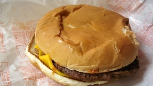 Ce a găsit o clientă într-un cheeseburger de la McDonalds: "Este dezgustător!"