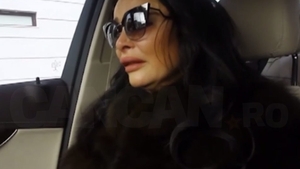 Vă prezentăm în mega-exclusivitate imaginile despre care, de azi, se va vorbi în toată România. Am filmat LIVE scandalul dintre Brigitte şi amanta lui Ilie Năstase! Turbată de furie, soţia fostului mare tenismen s-a dus la poarta femeii cu care bănuieşte că a fost înşelată!
