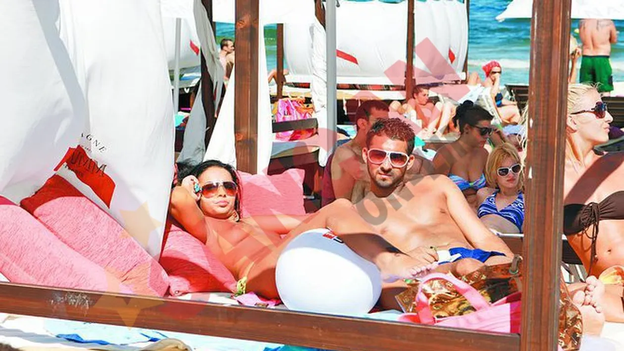 Bomba sexy a postit un pat si o bere cu un baiat