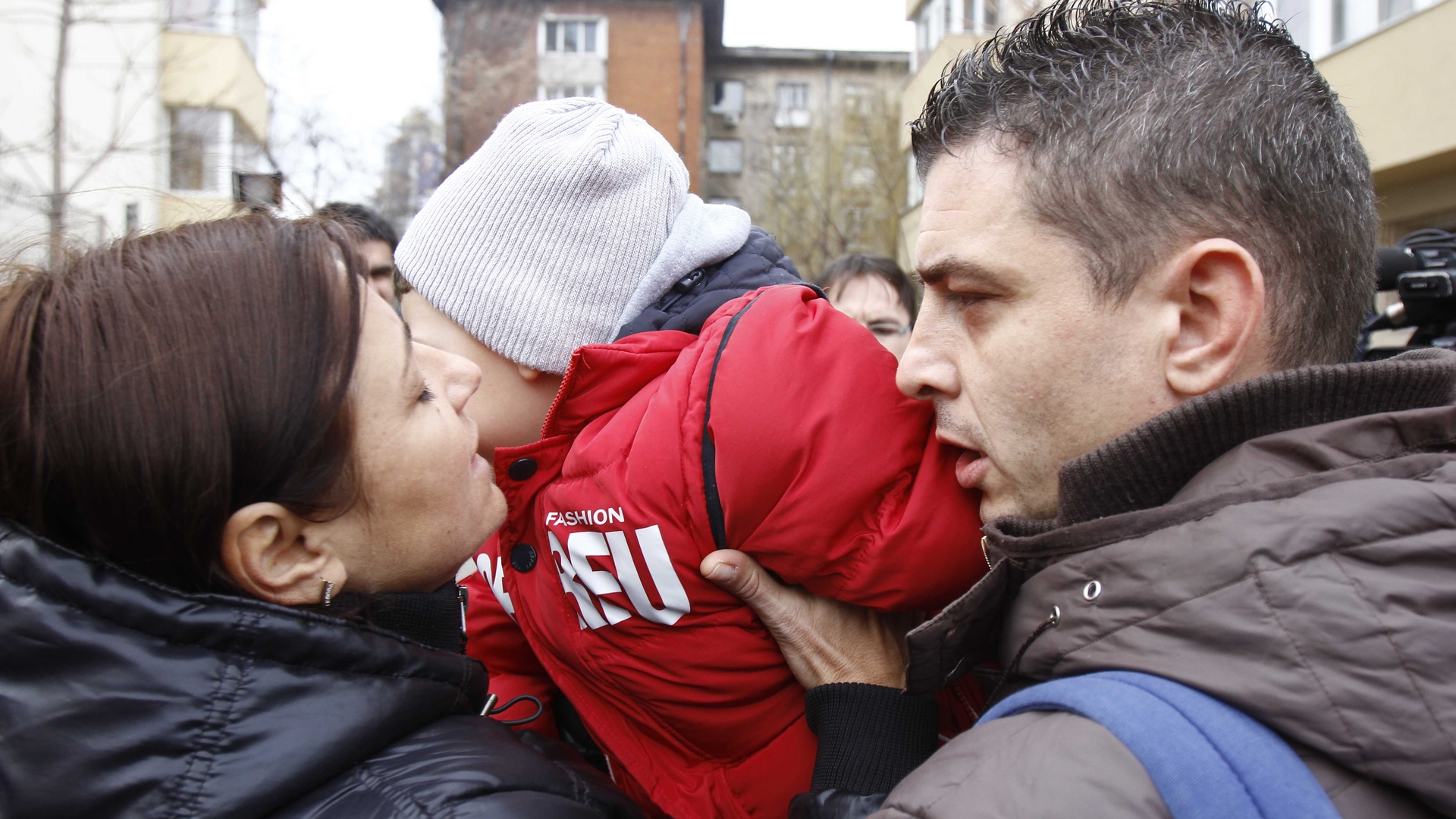 Imagini emotionante! Dupa un mega-scandal, handbalista Alina Dobrin si-a luat copilul acasa, sub privirile incremenite ale sotului