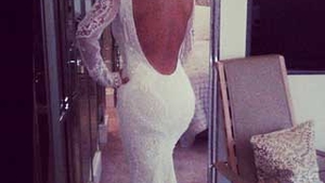 Imaginea care ii va innebuni pe barbati! S-a maritat Kim Kardashian? Uite cum ii arata fundul intr-o rochie de mireasa super stramta!