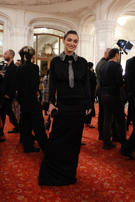 Alexia Eram a surprins cu o rochie lungă, full black, accesorizată cu detalii argintii
