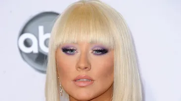 A ajuns peste măsură de grasă! Christina Aguilera s-a făcut rotundă şi are un fund imens! Rar ai mai văzut-o aşa!