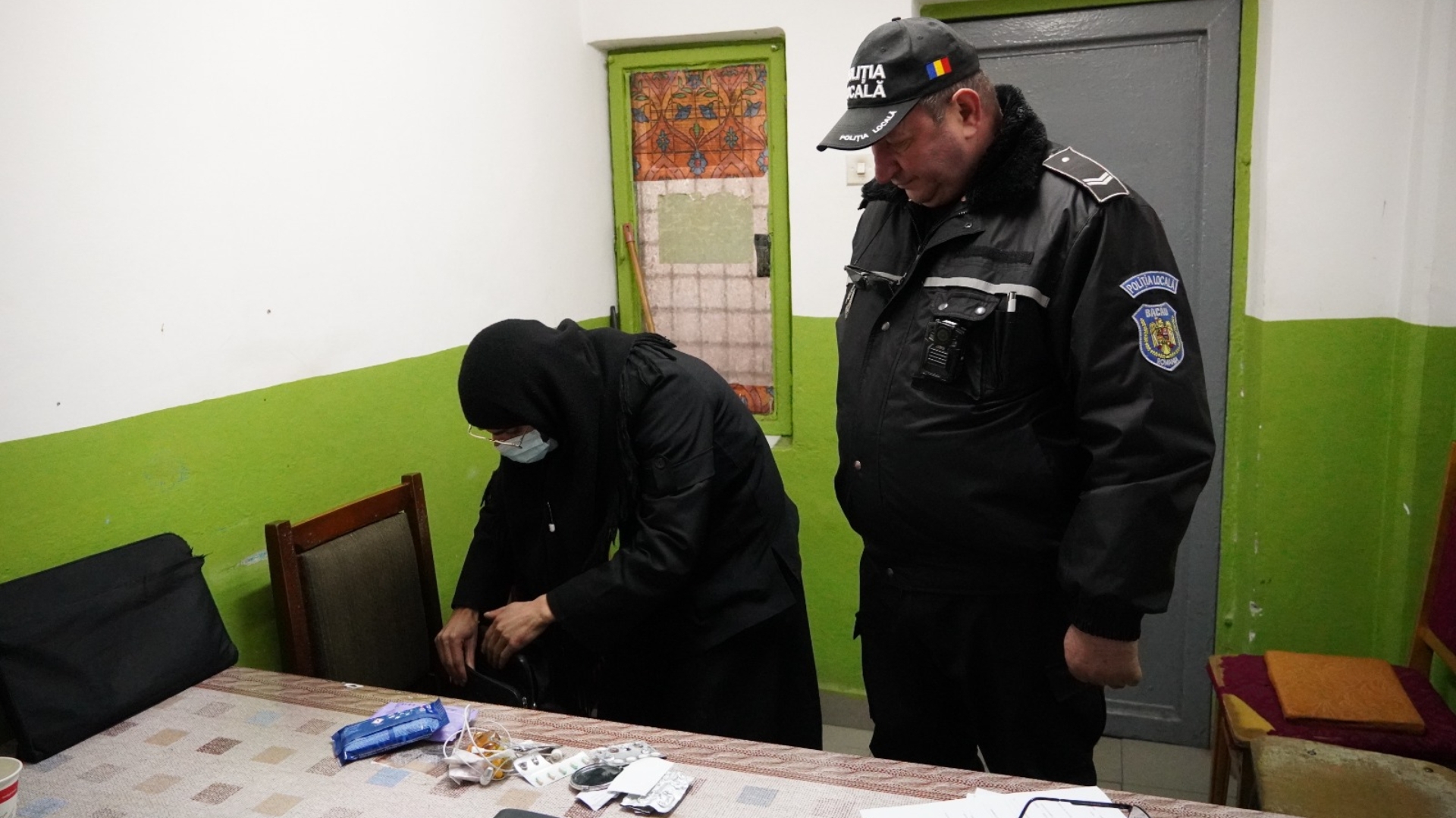 Surpriză uriaşă pentru poliţiştii care au "ridicat" această măicuţă, după ce au prins-o cerşind. Cine era, de fapt