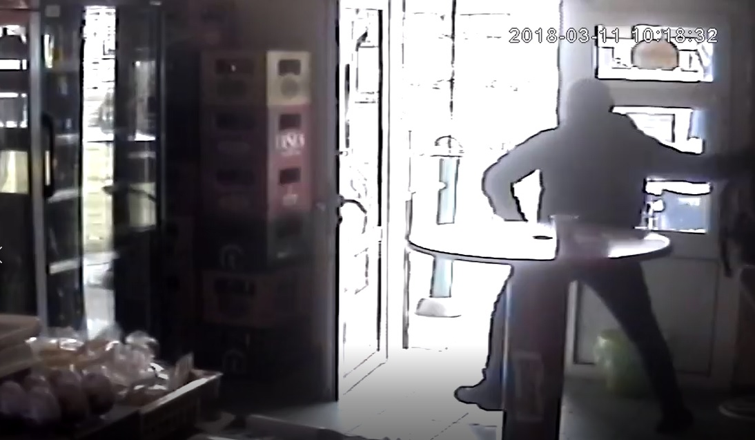 Momentul când atacatorul fuge din magazin