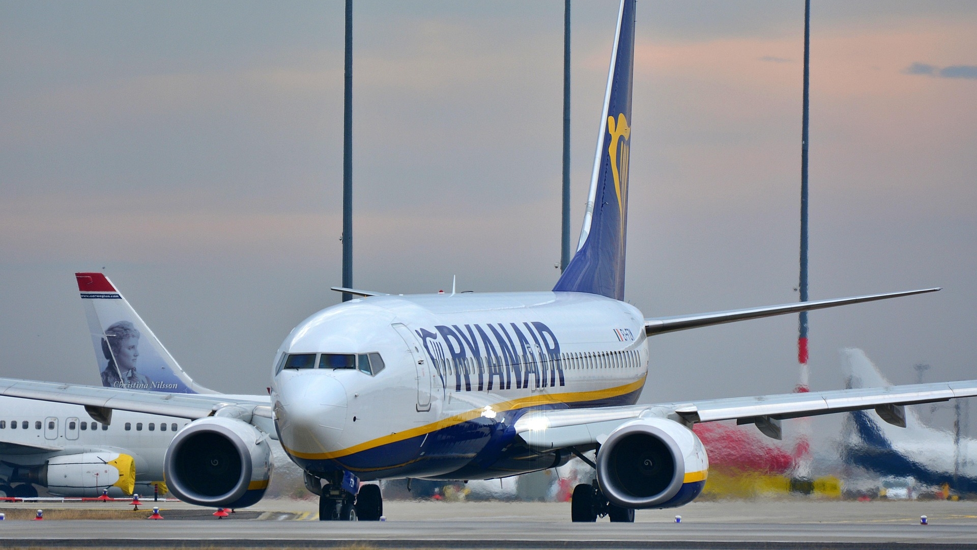 Ryanair, prima reacție după ce un pasager a fost la un pas să fie aspirat prin geamul avionului: ”Echipajul nostru a făcut o treabă extraordinară”