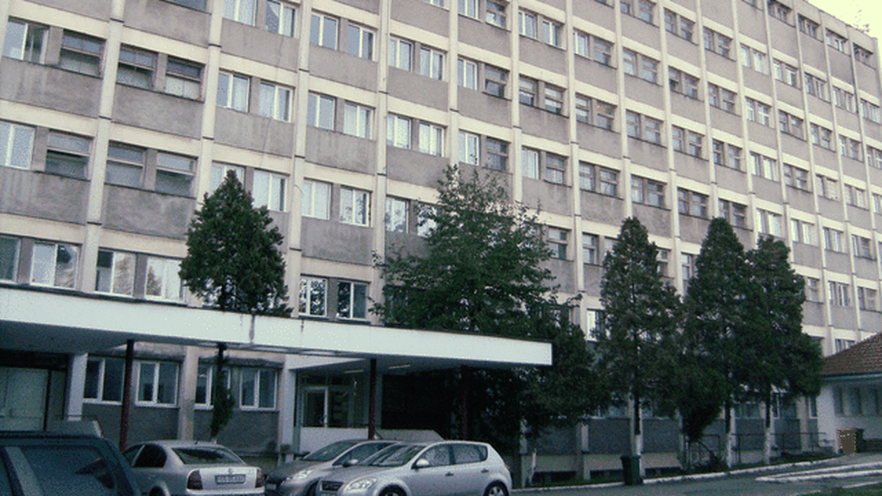 O femeie de 84 de ani a murit după ce s-a aruncat de la etajul al doilea al Spitalului Caransebeș