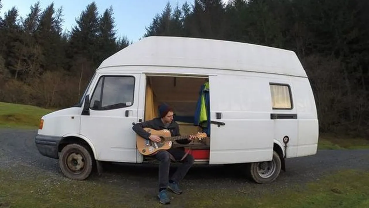 S-a mutat într-o furgonetă şi cheltuieşte mai puţin de 10 lire pe săptămână! Vezi cum trăieşte acest tânăr curajos în noua locuinţă! 