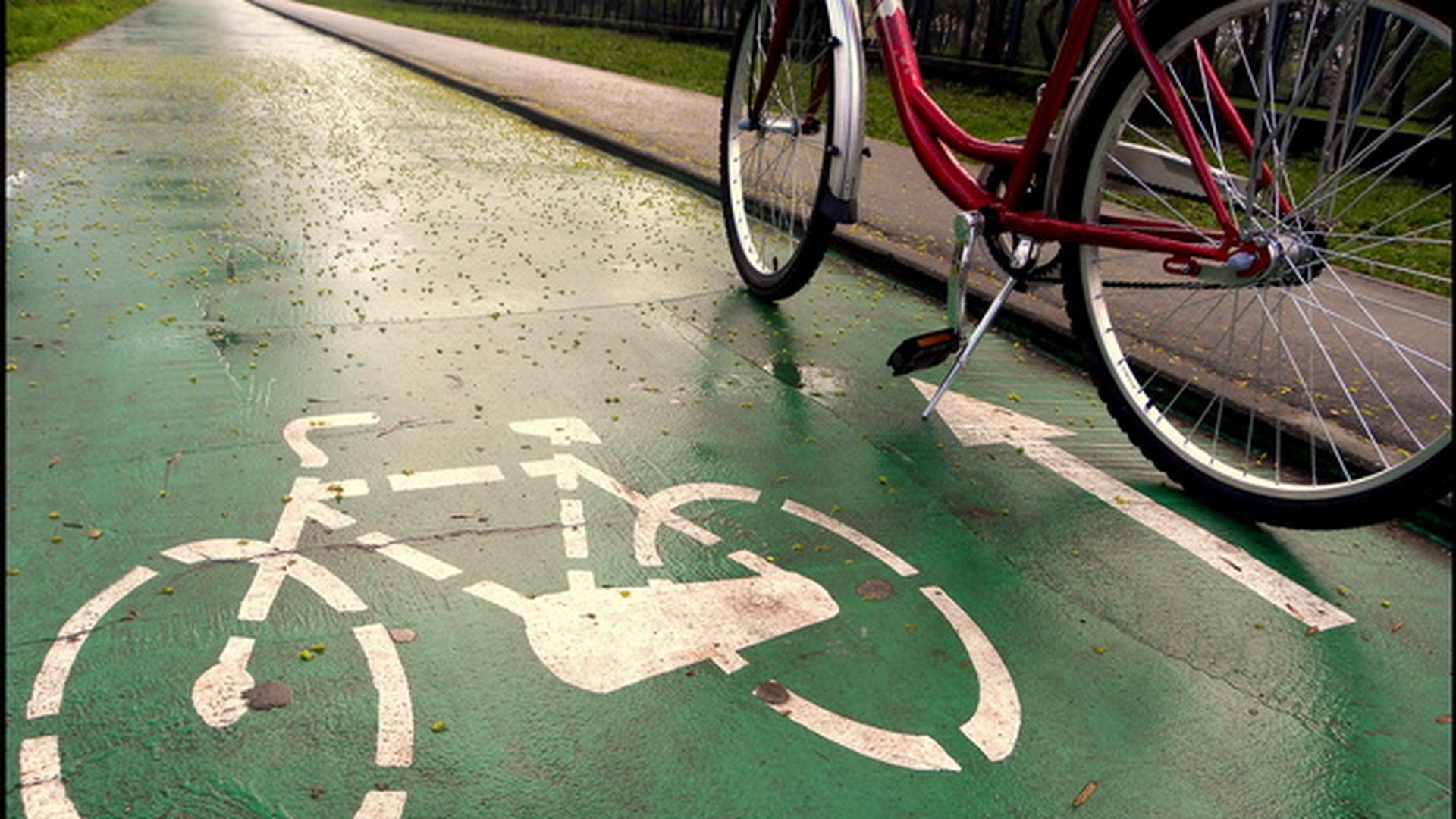 Un biciclist din Galați a murit după ce a fost zdrobit de remorca unei mașini care încerca să-l evite