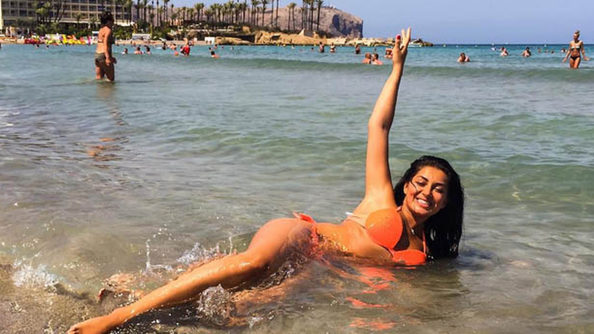 Elena de la Mandinga isi traieste viata la maxim. Vedeta s-a pozat intr-o ipostaza incendiara